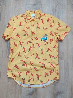 Disney The Muppets Shirt Men's S Yellow Short Sleeve Button Up Gonzo Peppers